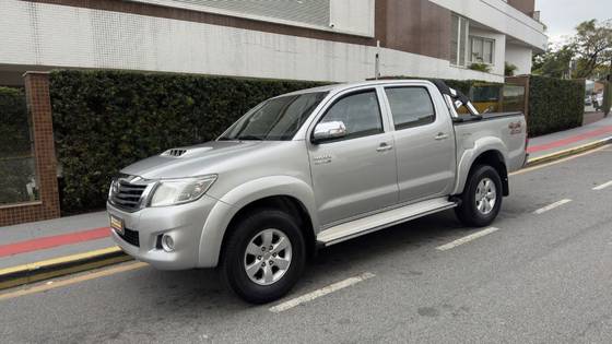 TOYOTA HILUX 3.0 SRV 4X4 CD 16V TURBO INTERCOOLER DIESEL 4P AUTOMÁTICO TOYOTA HILUX 3.0 SRV 4X4 CD 16V TURBO INTERCOOLER DIESEL 4P AUTOMÁTICO